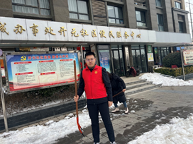 雪地里有人在街道邊走描述已自動生成