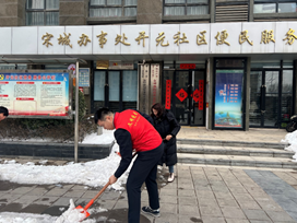 人走在街道上描述已自動生成