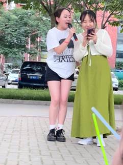 說明: 女人在打電話描述已自動生成